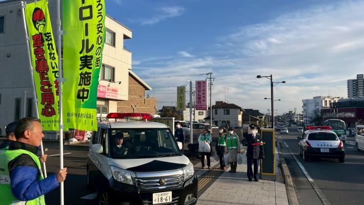 取手警察署のパトカーが市内のパトロールに出発する様子