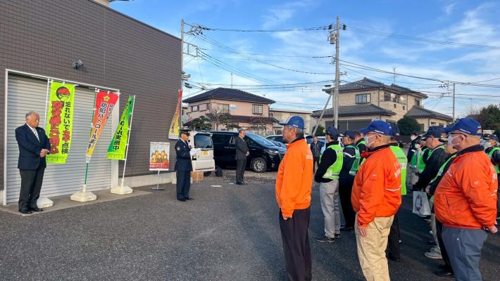 警察署長がキャンペーン参加者に市内の犯罪情勢を説明している様子