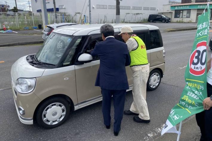 市長とキリンビール株式会社取手工場の職員が交通安全を呼びかける様子