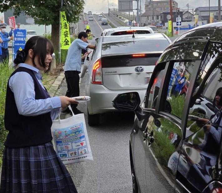 茨城県立藤代紫水高等学校の生徒が交通安全を呼びかける様子