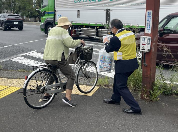教育長が交通安全を呼びかける様子
