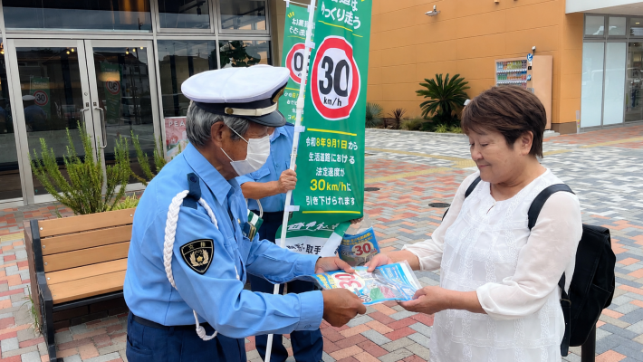 取手市交通安全推進指導隊員が本制度について呼びかける様子