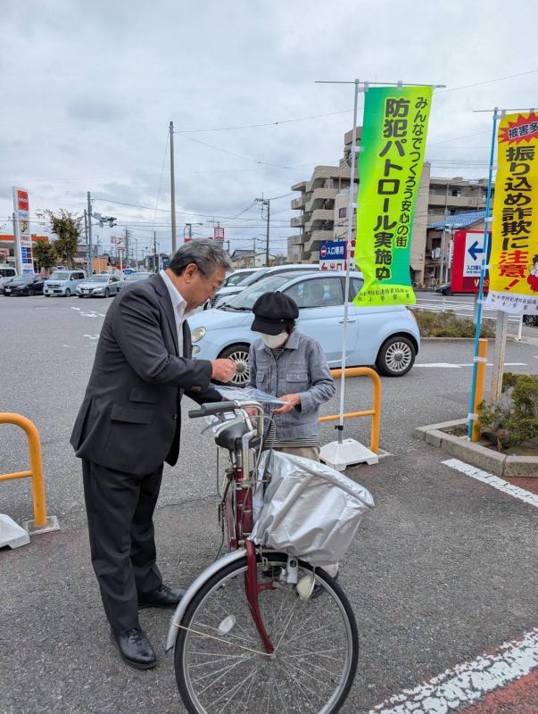中村修取手市長が来店客に啓発品を配布しながら防犯対策の徹底を呼びかける様子