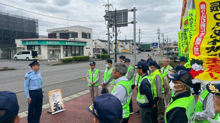 取手警察署生活安全課長が防犯連絡員に対して防犯講話を行う様子。