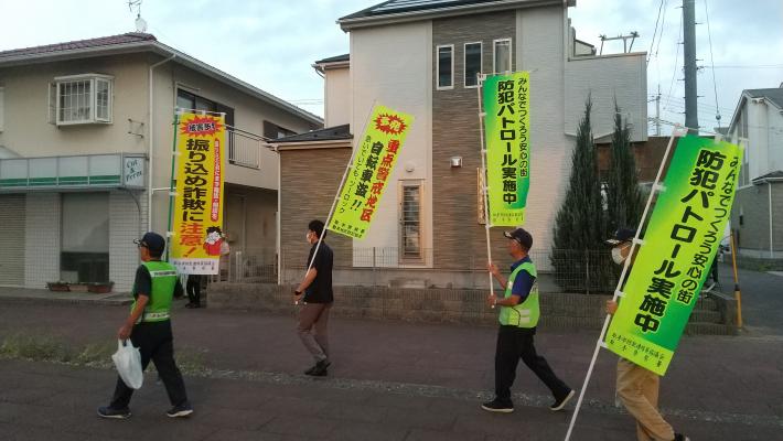 防犯連絡員と取手市職員が会場内を幟旗を掲出して練り歩いている様子