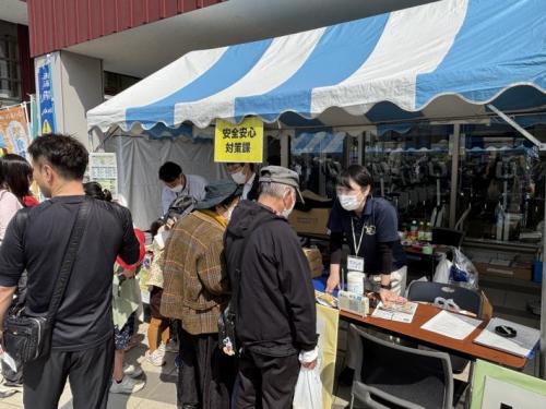 にぎわいフェスタで防災ラジオの紹介を行っている様子