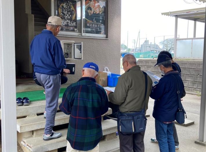 取手一高で感震キーボックスについて説明している様子