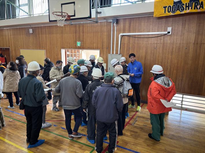 戸頭中学校で避難所開設の受付設置について説明している様子