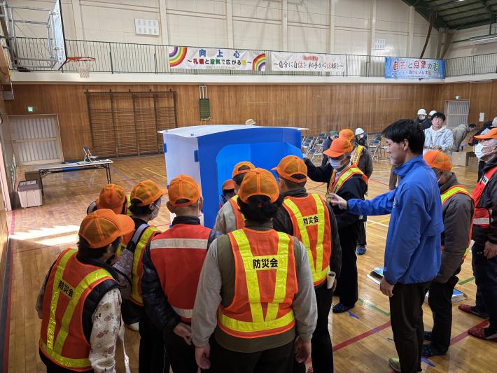 戸頭中学校で資機材の展開について説明している様子