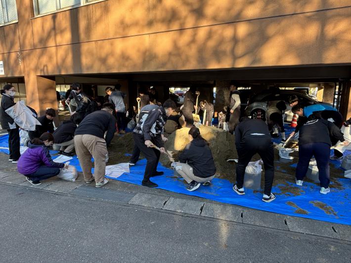 令和8年4月2日に土のうを作成している様子