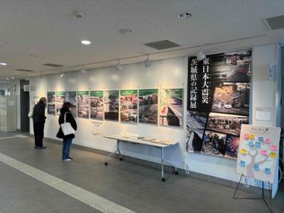 【パネル展】1階玄関ホール見学者