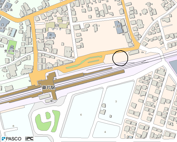 藤代北口駐輪場。藤代駅北口を右に出た線路沿い。