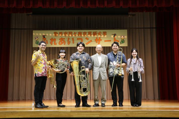 令和7年度ふれあいコンサートの金管楽器を持った演奏者と伊藤副市長
