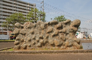 地脈を表現した石彫刻作品
