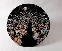 漆の深い黒に白蝶貝でアジサイの花を表現した作品