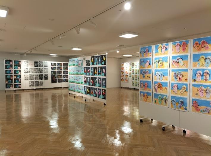 園児たちの作成したビーチサンダルやロケットの絵画作品が飾られた様子