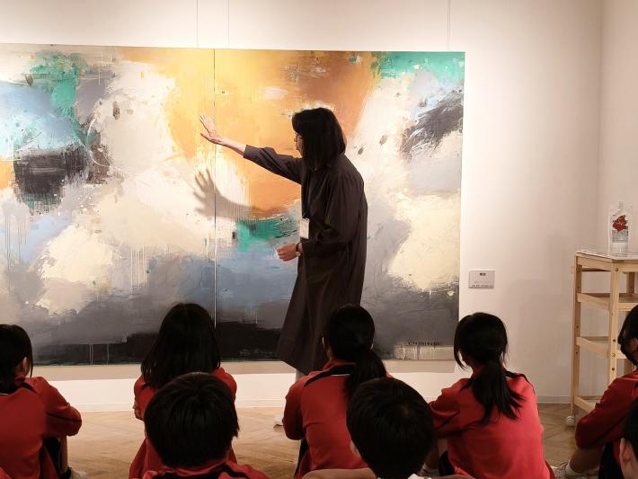こどもたちに自分の作品を説明している場面