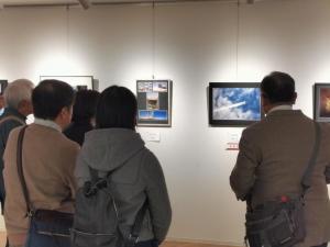 絵画を複数人が囲んで話をしている