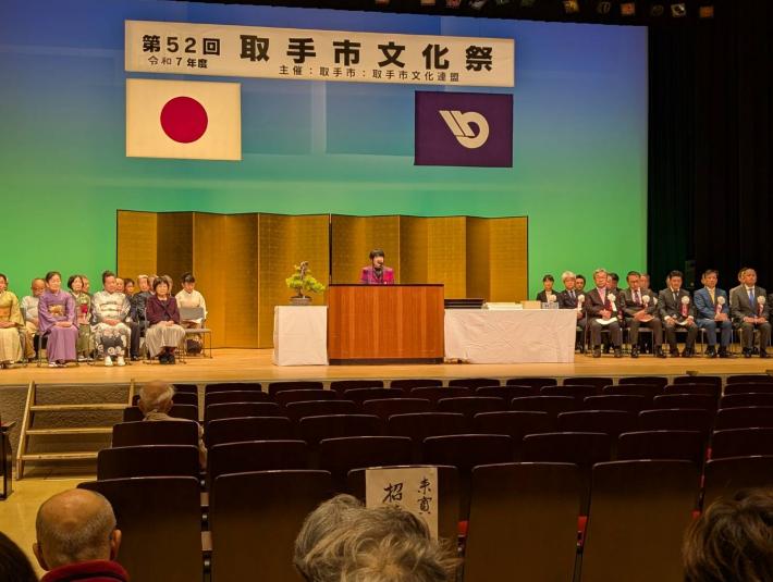 市民会館ホールで行われた開会式で文化連盟会長が挨拶している