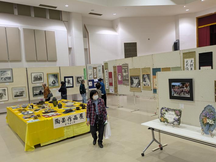 藤代公民館での作品展示の様子。絵画、書、陶芸など、幅広いジャンルの力作が並び、来場者が熱心に鑑賞しています