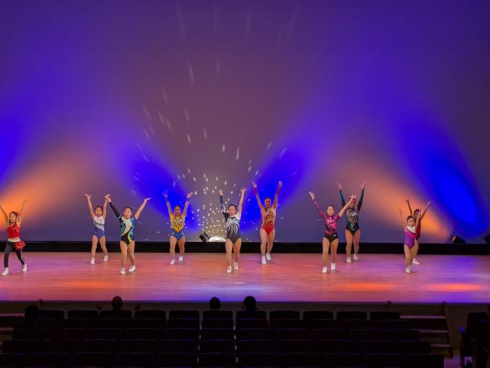 子どもたちが元気に市民会館の舞台で踊っています