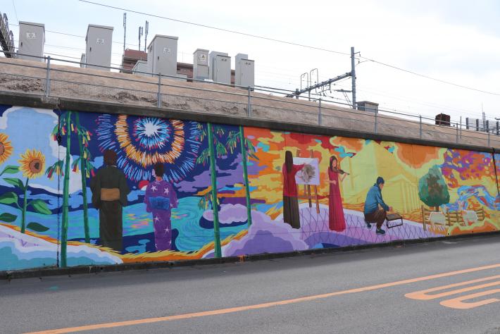 JR取手駅西口側線路擁壁に描かれた壁画：取手の花火大会と芸大の取手校地が描かれている