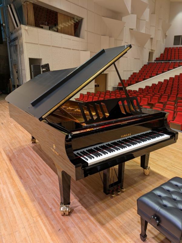 ホールの舞台におかれたピアノ