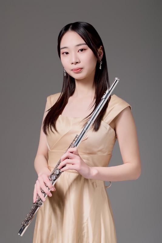 西邑華梨さんの写真です。