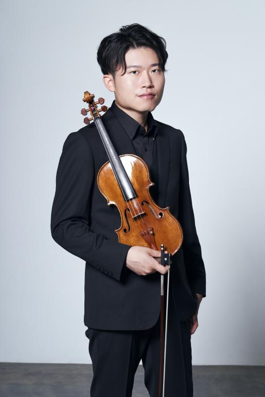 ヴァイオリンを持つ大光嘉理人さんの写真です。