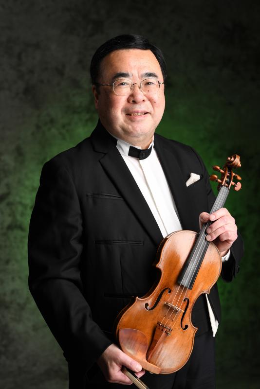 ヴァイオリンを持つ澤和樹さんの写真です。