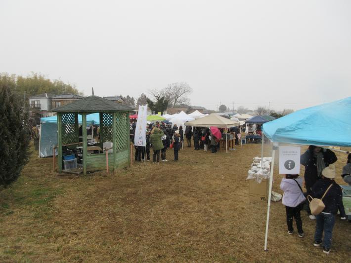 複数のテントが並び人々が買い物をする様子