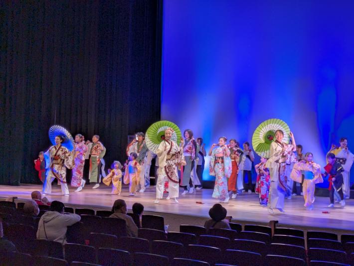 小さな子どもの愛らしい姿から、大人の優雅な所作まで、世代を超えた出演者たちが日本舞踊の舞台を華やかに彩っています