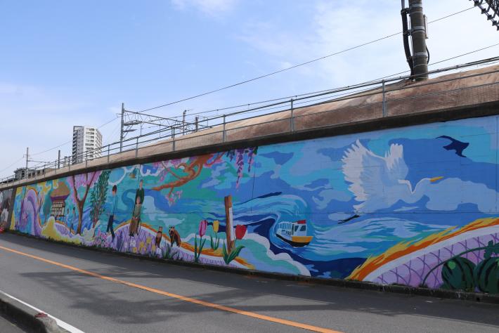 JR取手駅西口側線路擁壁に描かれた壁画：小堀の渡しと取手の春の景色が描かれている