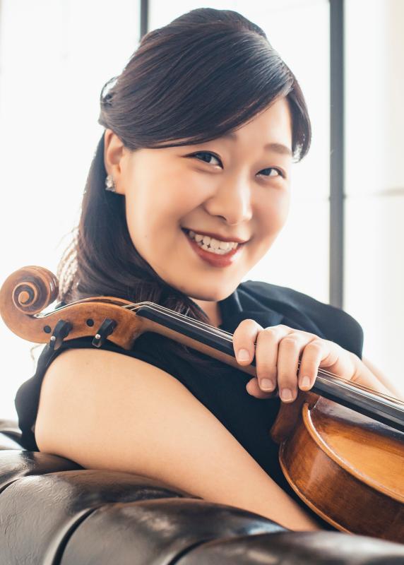 ヴィオラをもつ石田紗樹さんの写真です。