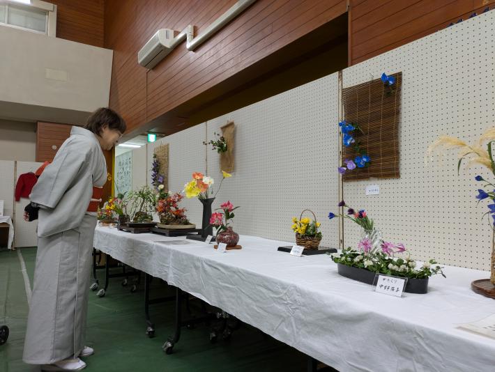 文化祭の会場に並べられた手芸作品で、色鮮やかな花々や繊細な枝ぶりが表現されて、まるで本物のようです