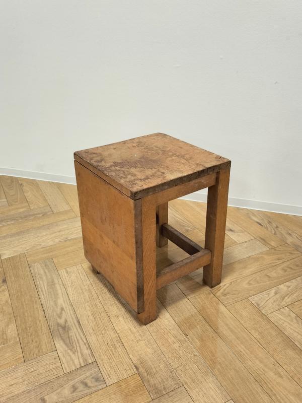 木でできた四角い椅子