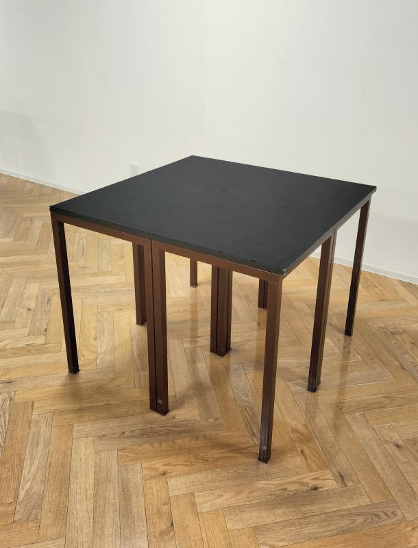 脚が赤茶色で天板が黒色の展示台