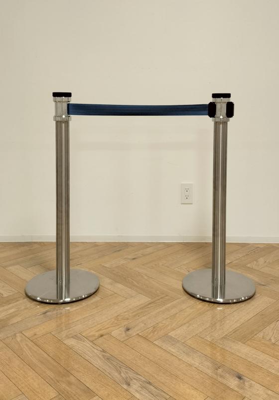 青いベルトで繋がれたシルバーの2本のパーテーション