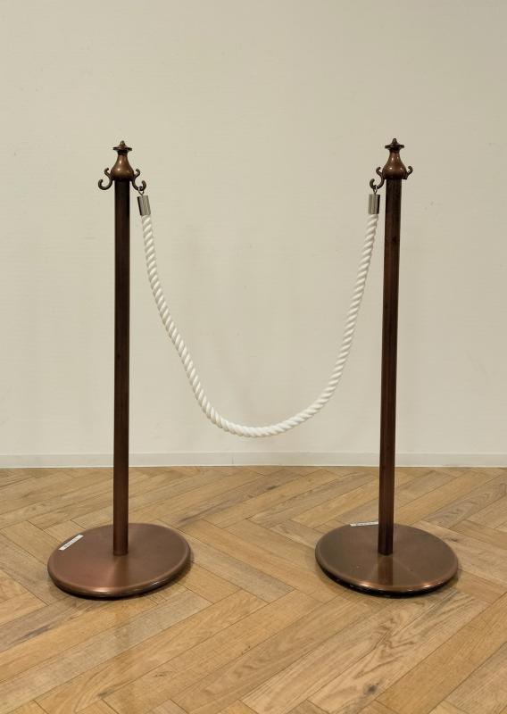 白いひもで繋がれた茶色の2本のパーテーション