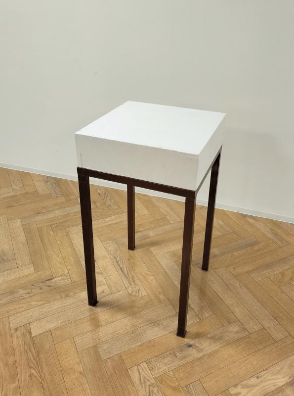 脚が赤茶色で天板が白色の展示台