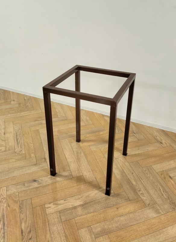 天板がついていない赤茶色の展示台の脚