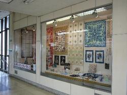 工芸品がケース内に隙間なく展示されている藤代駅市民ギャラリー
