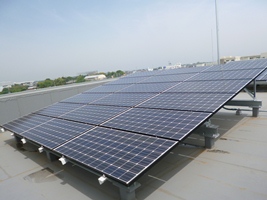 建物屋上に設置された太陽光パネルの写真