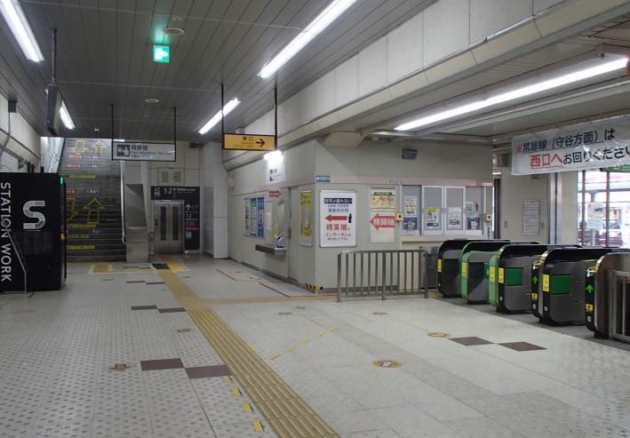 駅構内からの撮影、奥にエレベーター、右手に改札口