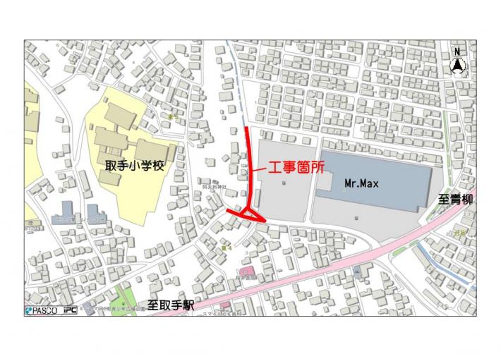 東四丁目の現場位置図。新道さくら会館前の道路に工事区間を示す赤線がひかれた地図。