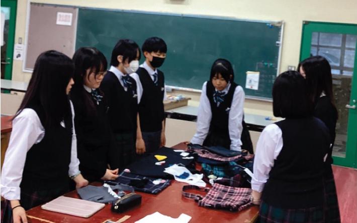 プロジェクトについて話し合う江戸取生