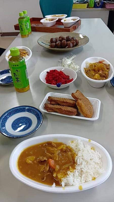 お昼ご飯(カレーライス、玉こんにゃく、たい焼き)