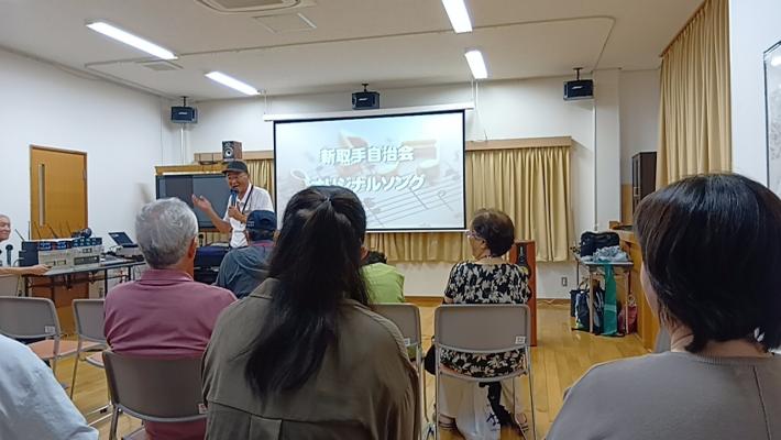 会場の様子(会長が参加者の前で話している様子)