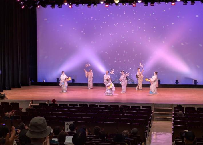 ステージ上で6人の和服姿の女性が舞踊を舞っている様子