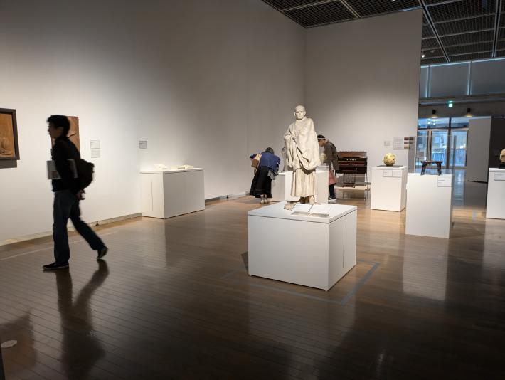 床は茶色壁は白を基調とした大部屋に美術作品が展示されている